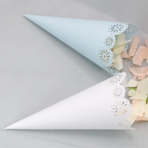 Coni di carta per matrimoni in pizzo per petali con design floreale tagliato al laser