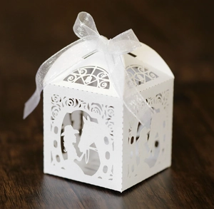 Detail der lasergeschnittenen Geschenkbox mit Mädchen-Pferd-Silhouette und Schleife