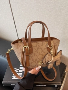 Klassische Shopper-Tasche aus braunem Leder mit Monogramm-Stoff und Hundeanhänger