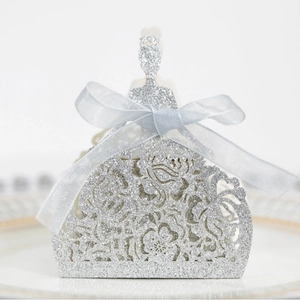 Boîte à bonbons robe de princesse pailletée argentée avec nœud en satin bleu