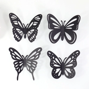 Stickers muraux papillons 3D noirs avec quatre motifs ajourés au fini mat