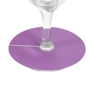 Marque-verres élégants en papier violet pour mariages sur pied de verre à vin
