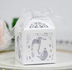 Detail der lasergeschnittenen Geschenkbox mit Mädchen-Pferd-Silhouette und weißer Schleife