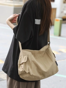 Grand Sac en Bandoulière en Nylon pour Femmes Style Utilitaire Japonais Sac Hobo de Couleur Unie pour Trajet École Usage Quotidien Bandoulière Réglable