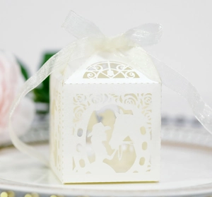 Nahaufnahme der lasergeschnittenen Geschenkbox mit Pferdesilhouette und weißer Schleife