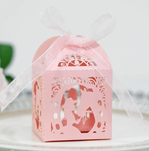 Detail der rosa lasergeschnittenen Geschenkbox mit Mädchen-Pferd-Silhouette und Schleife