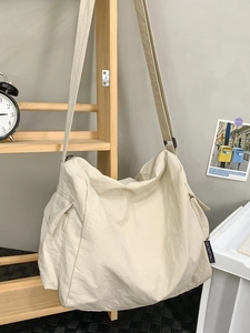 Grand sac fourre-tout beige en toile avec bandoulière réglable pour le quotidien