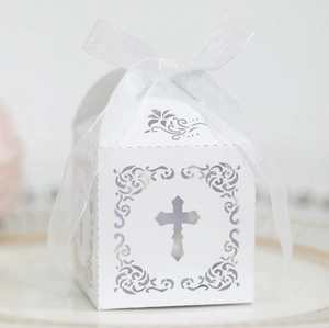Boîte à dragées blanche découpée au laser avec motif de croix et ruban élégant