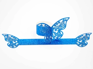 Vista detallada del servilletero mariposa azul brillante con corte láser