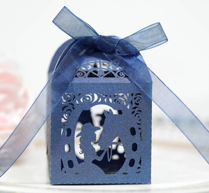 Detail der dunkelblauen lasergeschnittenen Hochzeitsbox mit Pferdesilhouette und Band