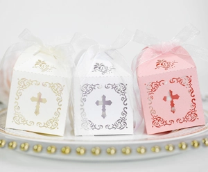 Boîtes à bonbons croix ajourées au laser avec rubans en organza pour mariages