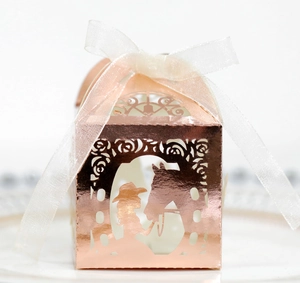 Laserschnitt-Bonbonschachtel in Roségold mit Mädchen-Pferd-Silhouette und weißem Band