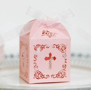 Boîte cadeau rose découpée au laser avec croix, papier perlé et ruban blanc