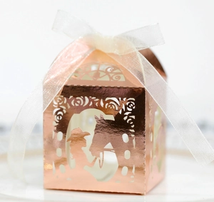 Detail der roségoldenen Laserschnitt-Bonbonschachtel mit Cowboy- und Pferde-Silhouette
