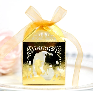 Detaillierte lasergeschnittene goldene Geschenkbox mit Pferdesilhouette und Schleife
