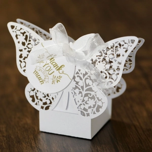 Elegante scatola regalo bianca tagliata al laser con motivo farfalla e nastro decorativo