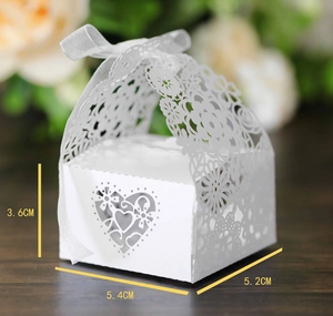Détail de la boîte à bonbons de mariage découpée au laser avec motifs de cœur et tailles
