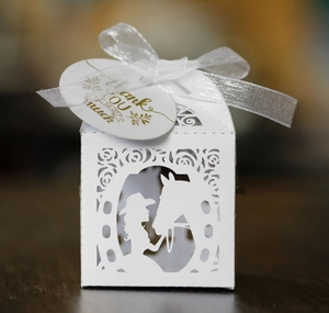 Detailansicht der lasergeschnittenen Geschenkbox mit Pferdesilhouette und weißer Schleife