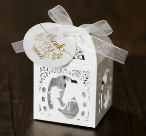 Detail der weißen Laserschnitt-Geschenkbox mit Mädchen und Pferd Silhouette und Schleife