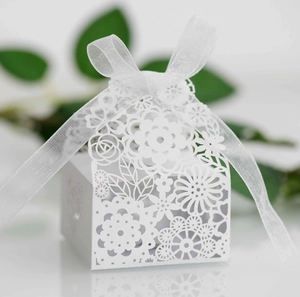 Macro d'une boîte de mariage blanche découpée au laser avec un délicat ruban en organza