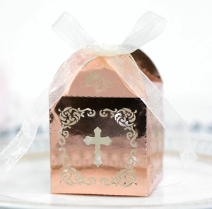 Boîte à bonbons croix ajourée or rose élégante avec ruban en organza blanc pour mariage