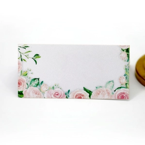 Segnaposto di nozze elegante con rose rosa acquerellate su carta bianca di alta qualità