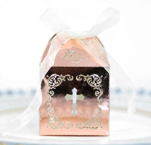 Détail de la boîte à dragées dorée rose découpée au laser avec ruban pour mariages
