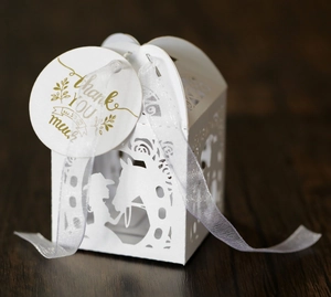 Detail der weißen lasergeschnittenen Hochzeitsbox mit Pferdesilhouette, Schleife und Anhänger