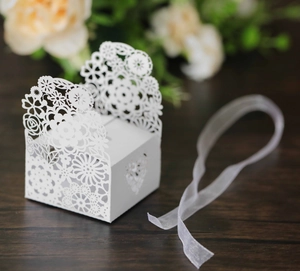 Vue détaillée des motifs floraux découpés au laser et du cœur sur une boîte cadeau de mariage