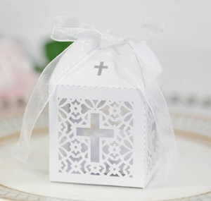 Boîte de dragées blanche découpée au laser avec motif de croix et nœud en ruban d'organza