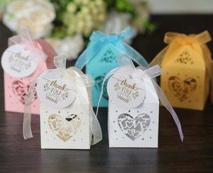 Gelaserte Herz-Bonbonschachteln mit LOVE-Schriftzug, Organzaband und Danksagungsetikett