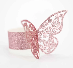 Vista macro de la servilleta de mariposa rosa con purpurina y detalles cortados con láser