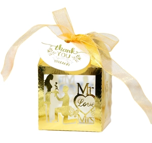 Scatola regalo nuziale dorata tagliata al laser con sagoma Mr & Mrs e cartellino