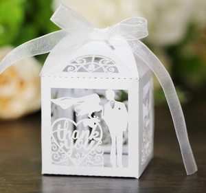 Détail de la boîte de mariage découpée au laser blanche avec ruban et texte de merci