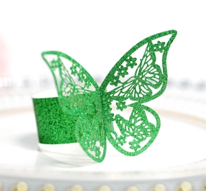 Detalle macro del servilletero de mariposa con purpurina verde cortado con láser