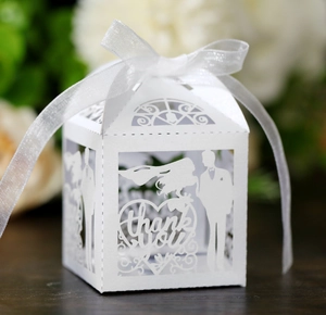 Boîte à bonbons de mariage découpée au laser avec silhouettes de mariés et cœur merci