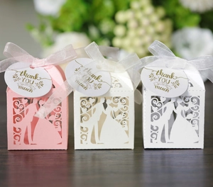 Détail de boîtes de mariage découpées au laser avec silhouettes et étiquettes