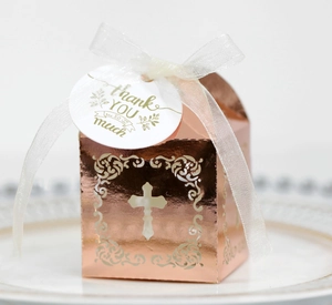 Vue détaillée de la boîte cadeau croix or rose découpée au laser avec ruban en mousseline