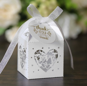 Detail der weißen lasergeschnittenen Gastgeschenkbox mit Herz und LOVE-Schriftzug