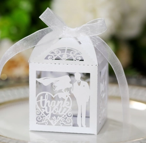 Boîte à bonbons de mariage découpée au laser avec cœur de remerciement et ruban