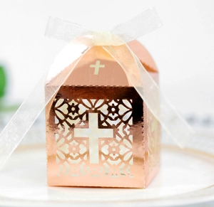 Boîte à bonbons de mariage découpée au laser en or rose avec motif croix et ruban blanc