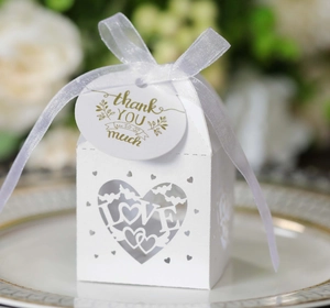 Detaillierte lasergeschnittene Herz-Geschenkbox mit LOVE-Muster und weißem Band für Hochzeiten