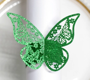 Detalle del servilletero de mariposa verde esmeralda brillante con diseño de corte láser