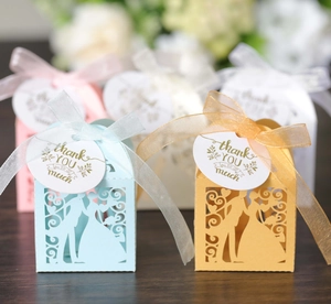 Détail de boîtes de mariage découpées au laser avec silhouette et étiquette cadeau