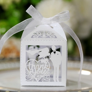 Vue macro d'une boîte de mariage découpée au laser avec texte Thank You et ruban