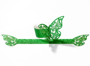 Detalle macro del servilletero de mariposa verde con purpurina y diseño calado por láser