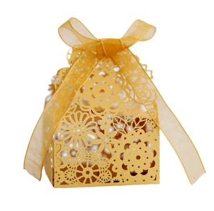 Boîte à dragées dorée découpée au laser avec motifs floraux et nœud élégant
