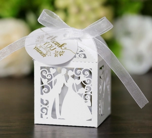 Détail boîte de mariage découpée au laser avec silhouette de mariée et étiquette