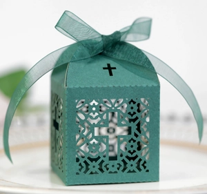 Détail de la boîte cadeau croix découpée au laser vert foncé avec un nœud en soie