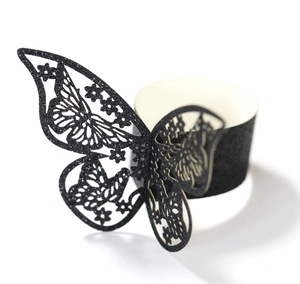 Detalle macro del servilletero de mariposa negra con purpurina y calado floral por láser